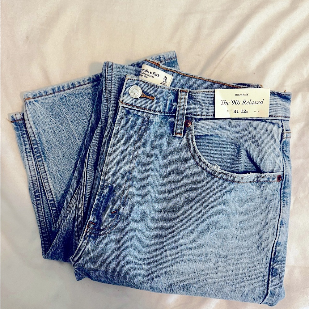 Abercrombie & Fitch High Rise “The 90’s Relaxed” women’s Jeans- NEW W TAGS